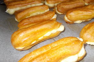 Desert eclere cu crema de vanilie si mascarpone