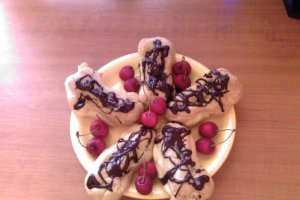 Eclere cu crema de vanilie si aroma de fructe de padure