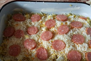 Aperitiv cartofi gratinati cu oua, carnati si cascaval