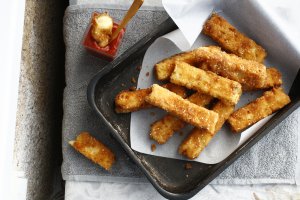 Aperitiv mac and cheese sticks (batoane de macaroane cu cascaval)