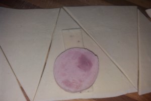 Aperitiv cornulete cu salam si felii de cascaval