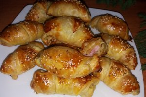Aperitiv cornulete cu salam si felii de cascaval