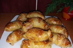 Aperitiv cornulete cu salam si felii de cascaval