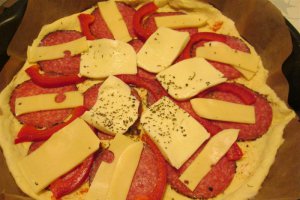 Pizza cu salam sau sunca