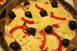 Pizza cu salam sau sunca