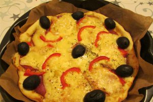 Pizza cu salam sau sunca