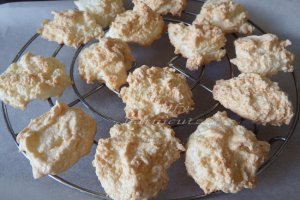 Desert fursecuri din albusuri cu nuca de cocos si ciocolata