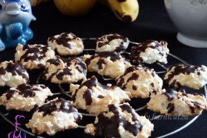 Desert fursecuri din albusuri cu nuca de cocos si ciocolata