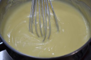 Desert prajitura cu mere, crema de vanilie si bezea