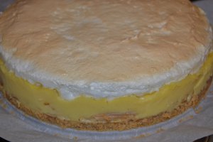 Desert prajitura cu mere, crema de vanilie si bezea