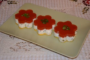 Aperitiv cheesecake cu topping de rosii