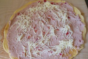 Aperitiv clatite cu pate si cascaval