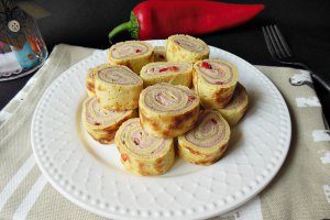 Aperitiv clatite cu pate si cascaval