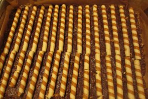 Desert cuburi de biscuiti cu cocos si rulouri cu vanilie