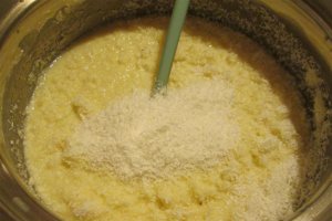 Desert cuburi de biscuiti cu cocos si rulouri cu vanilie