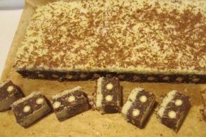 Desert cuburi de biscuiti cu cocos si rulouri cu vanilie