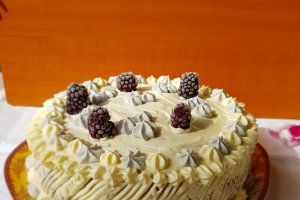 Desert tort cu mascarpone, mure si banane