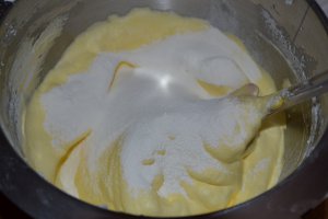 Desert prajitura rapida cu capsuni si nectarine