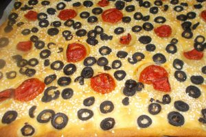 Focaccia din fulgi de cartofi cu rosii si masline