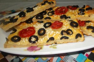 Focaccia din fulgi de cartofi cu rosii si masline
