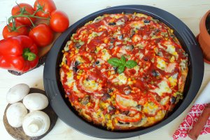 Pizza cu aluat nedospit, sunca, legume si ciuperci