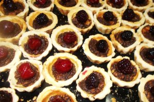 Desert minitarte cu fructe de padure si ganache de ciocolata alba