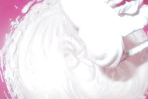 Desert minitarte cu fructe de padure si ganache de ciocolata alba