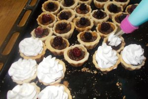 Desert minitarte cu fructe de padure si ganache de ciocolata alba