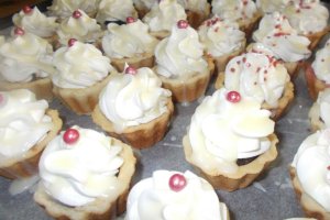 Desert minitarte cu fructe de padure si ganache de ciocolata alba