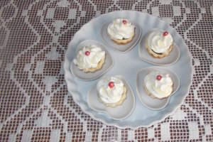 Desert minitarte cu fructe de padure si ganache de ciocolata alba