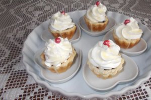 Desert minitarte cu fructe de padure si ganache de ciocolata alba