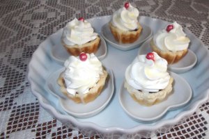 Desert minitarte cu fructe de padure si ganache de ciocolata alba