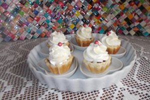 Desert minitarte cu fructe de padure si ganache de ciocolata alba