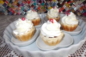Desert minitarte cu fructe de padure si ganache de ciocolata alba