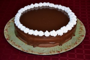 Desert tort cu crema de afine, caise si ciocolata