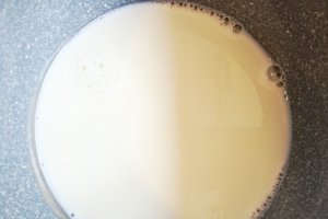 Desert prajitura cu crema de vanilie, ciocolata si jeleu de visine