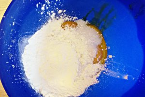 Desert prajitura cu crema de vanilie, ciocolata si jeleu de visine
