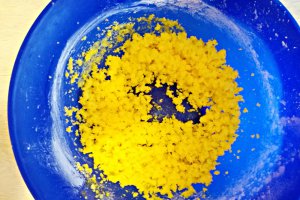 Desert prajitura cu crema de vanilie, ciocolata si jeleu de visine