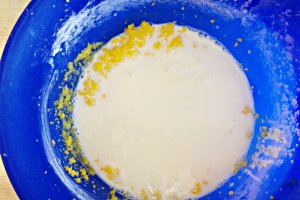 Desert prajitura cu crema de vanilie, ciocolata si jeleu de visine