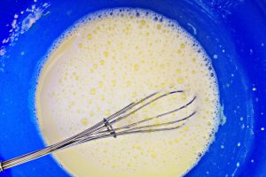 Desert prajitura cu crema de vanilie, ciocolata si jeleu de visine