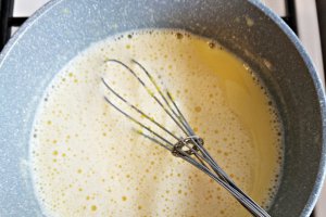 Desert prajitura cu crema de vanilie, ciocolata si jeleu de visine