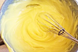Desert prajitura cu crema de vanilie, ciocolata si jeleu de visine