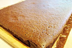 Desert prajitura cu crema de vanilie, ciocolata si jeleu de visine