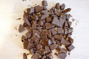 Desert prajitura cu crema de vanilie, ciocolata si jeleu de visine