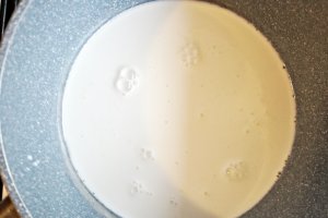 Desert prajitura cu crema de vanilie, ciocolata si jeleu de visine