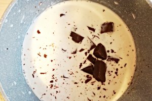 Desert prajitura cu crema de vanilie, ciocolata si jeleu de visine