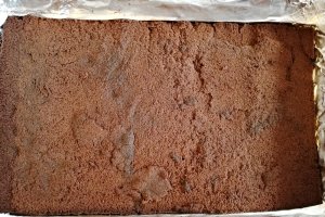 Desert prajitura cu crema de vanilie, ciocolata si jeleu de visine