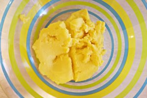 Desert prajitura cu crema de vanilie, ciocolata si jeleu de visine