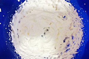 Desert prajitura cu crema de vanilie, ciocolata si jeleu de visine