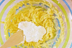 Desert prajitura cu crema de vanilie, ciocolata si jeleu de visine